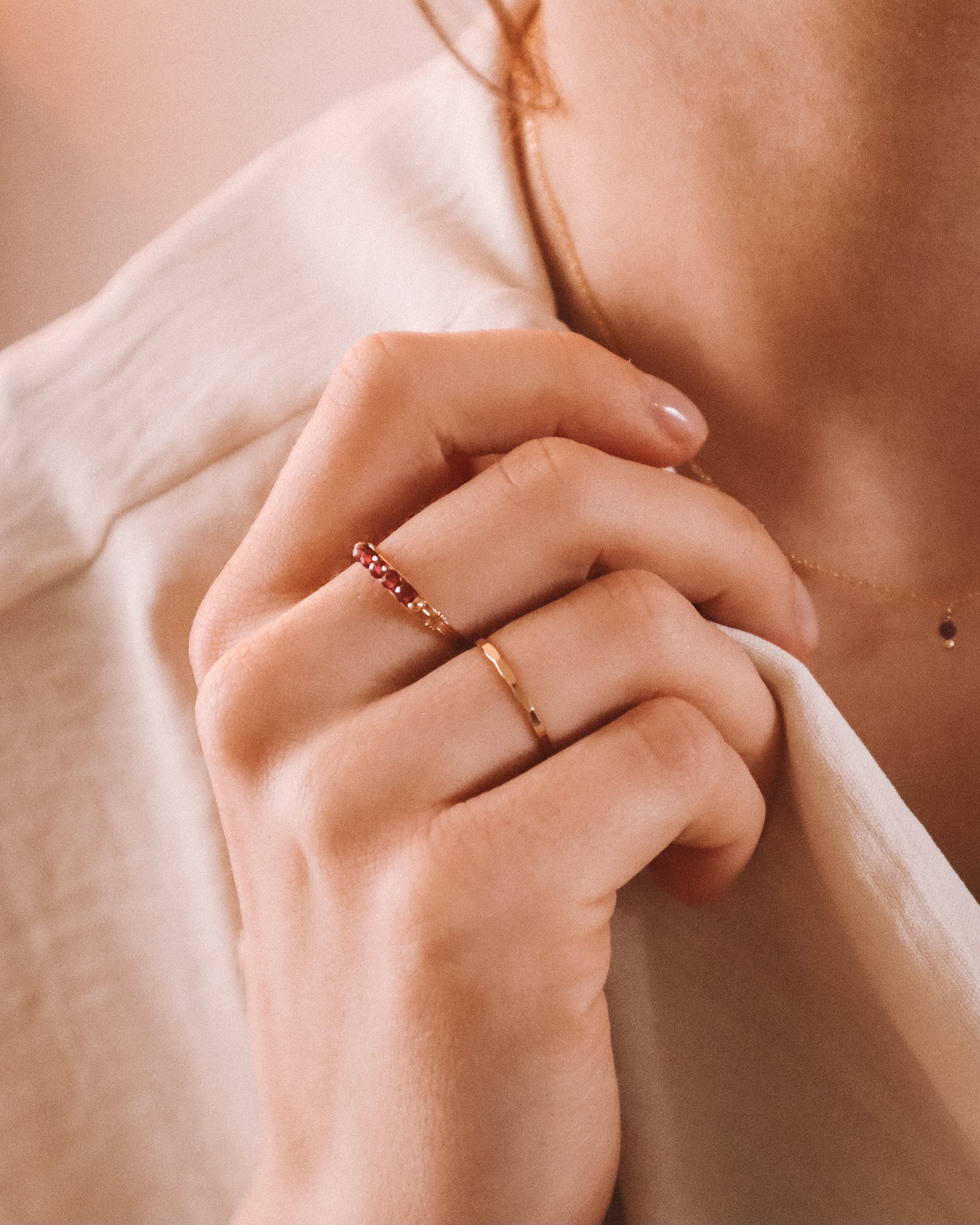 Amour - Bague multirangs fine grenat rouge or ou argent