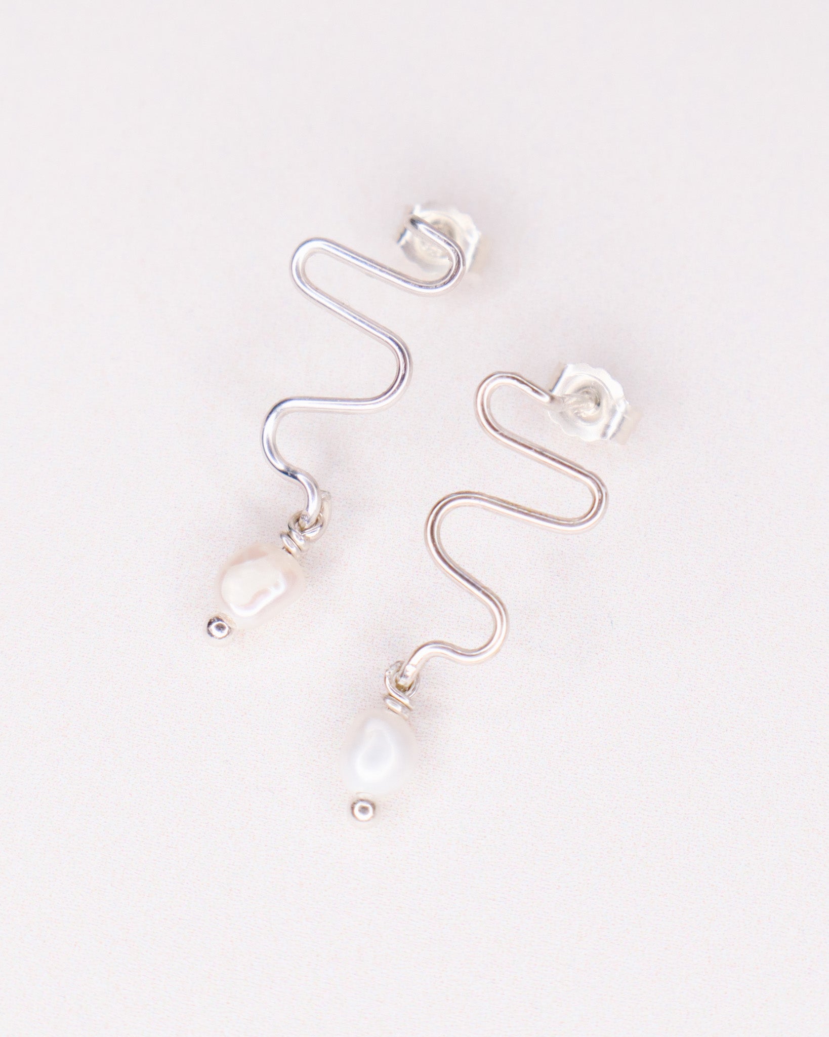 Delphes - Boucles d'oreilles pendantes serpent perle de culture or argent