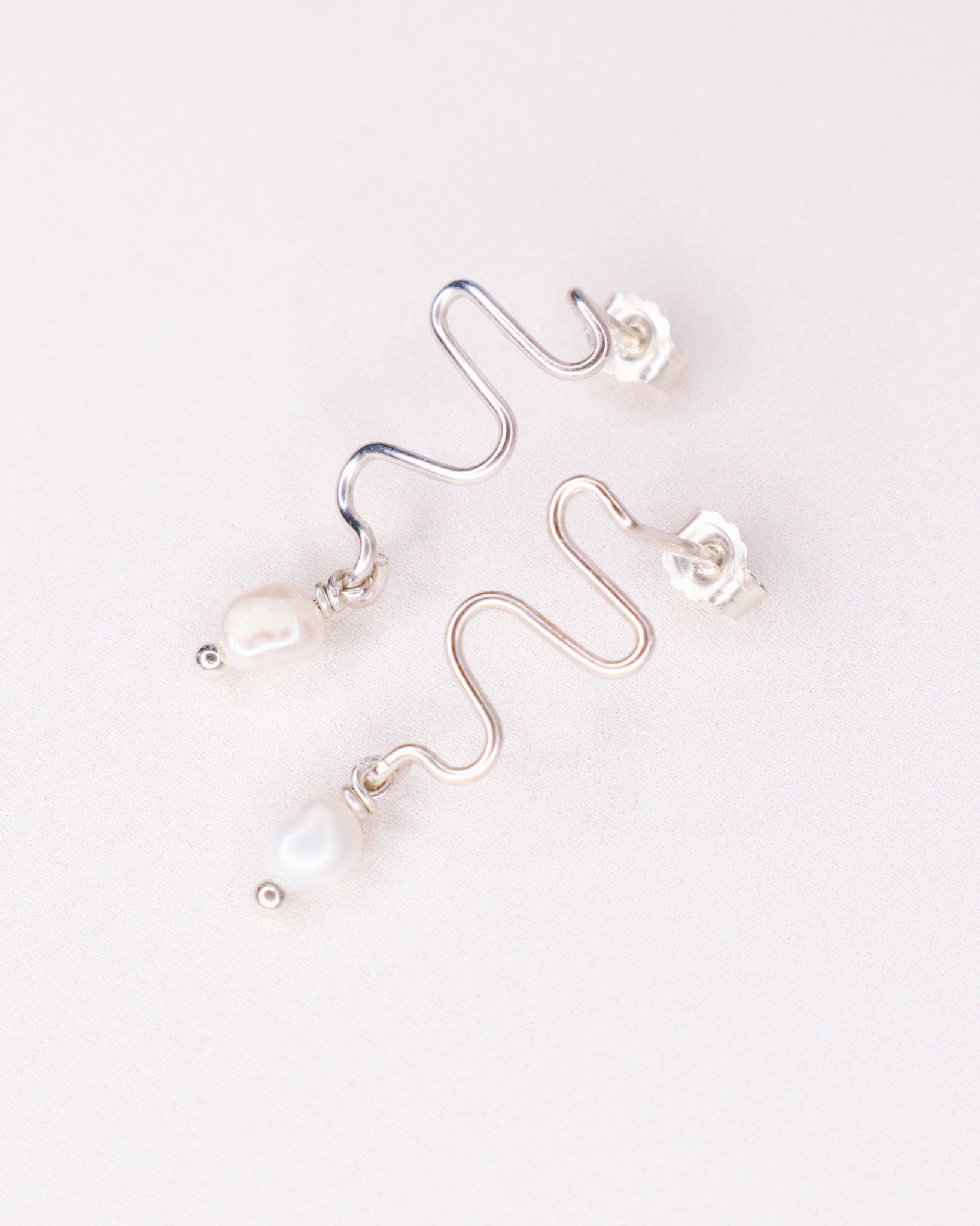 Delphes - Boucles d'oreilles pendantes serpent perle de culture or argent