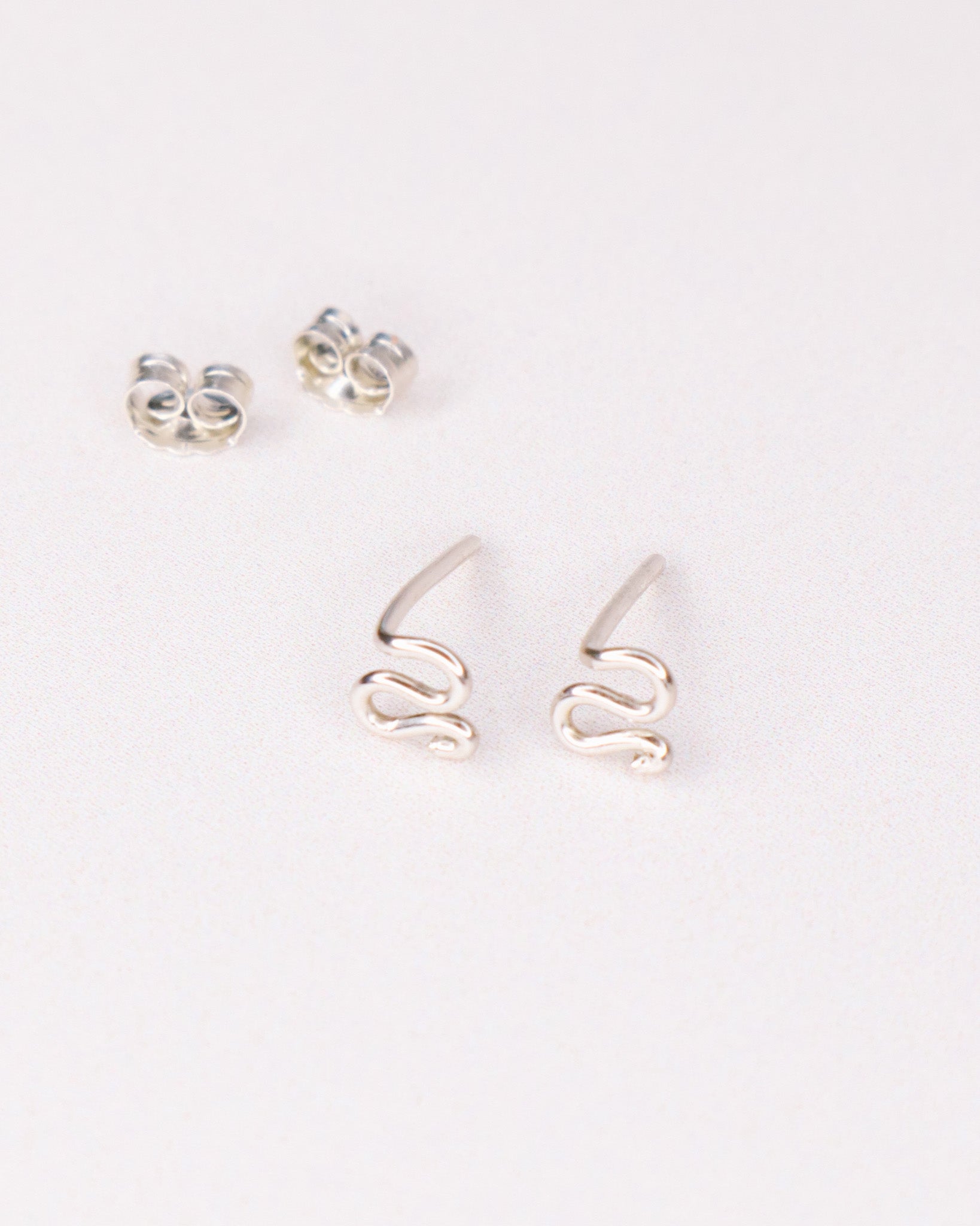 Ino - Boucles d'oreilles puces serpent or ou argent