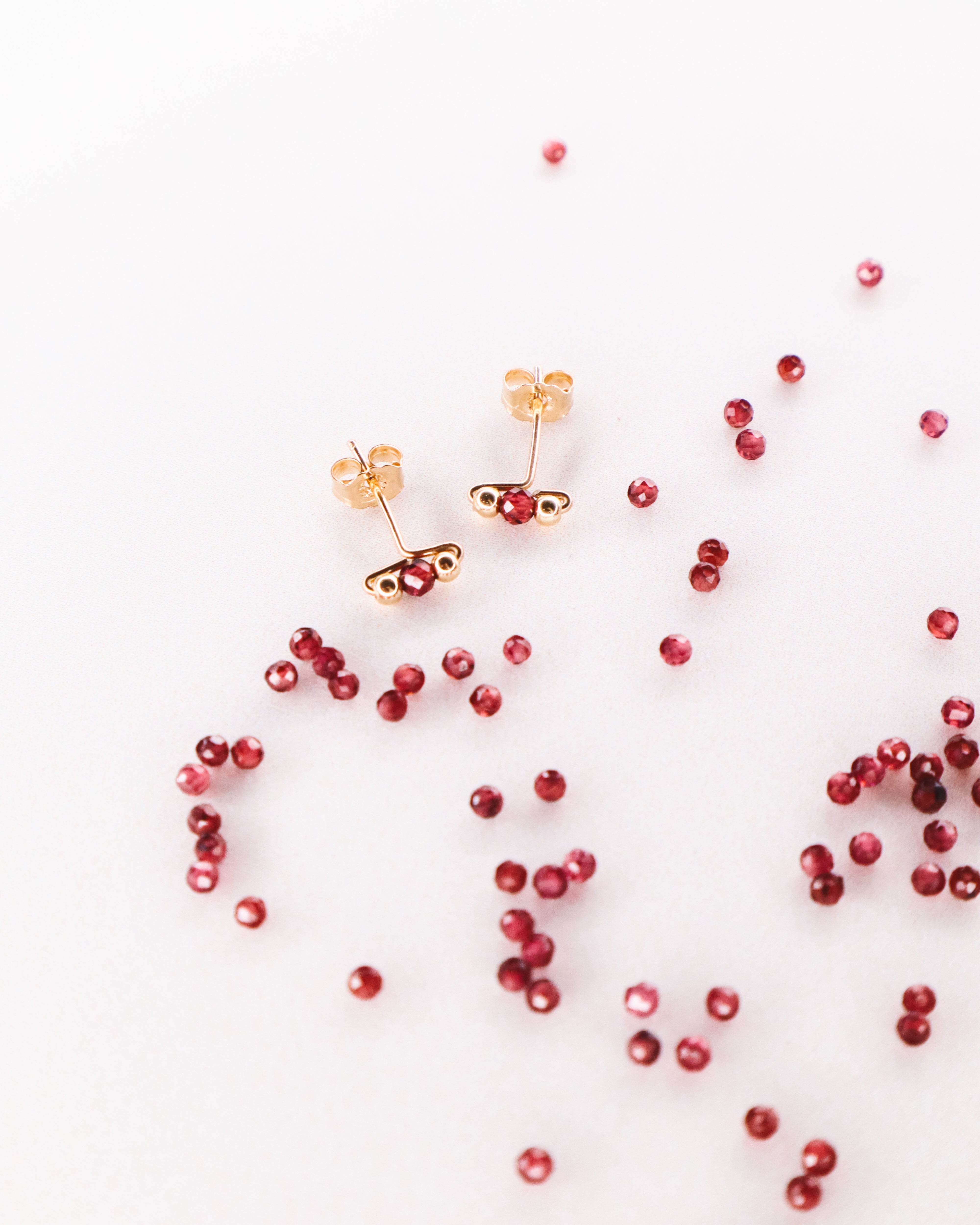 Love - Boucles d'oreilles puces grenat or ou argent