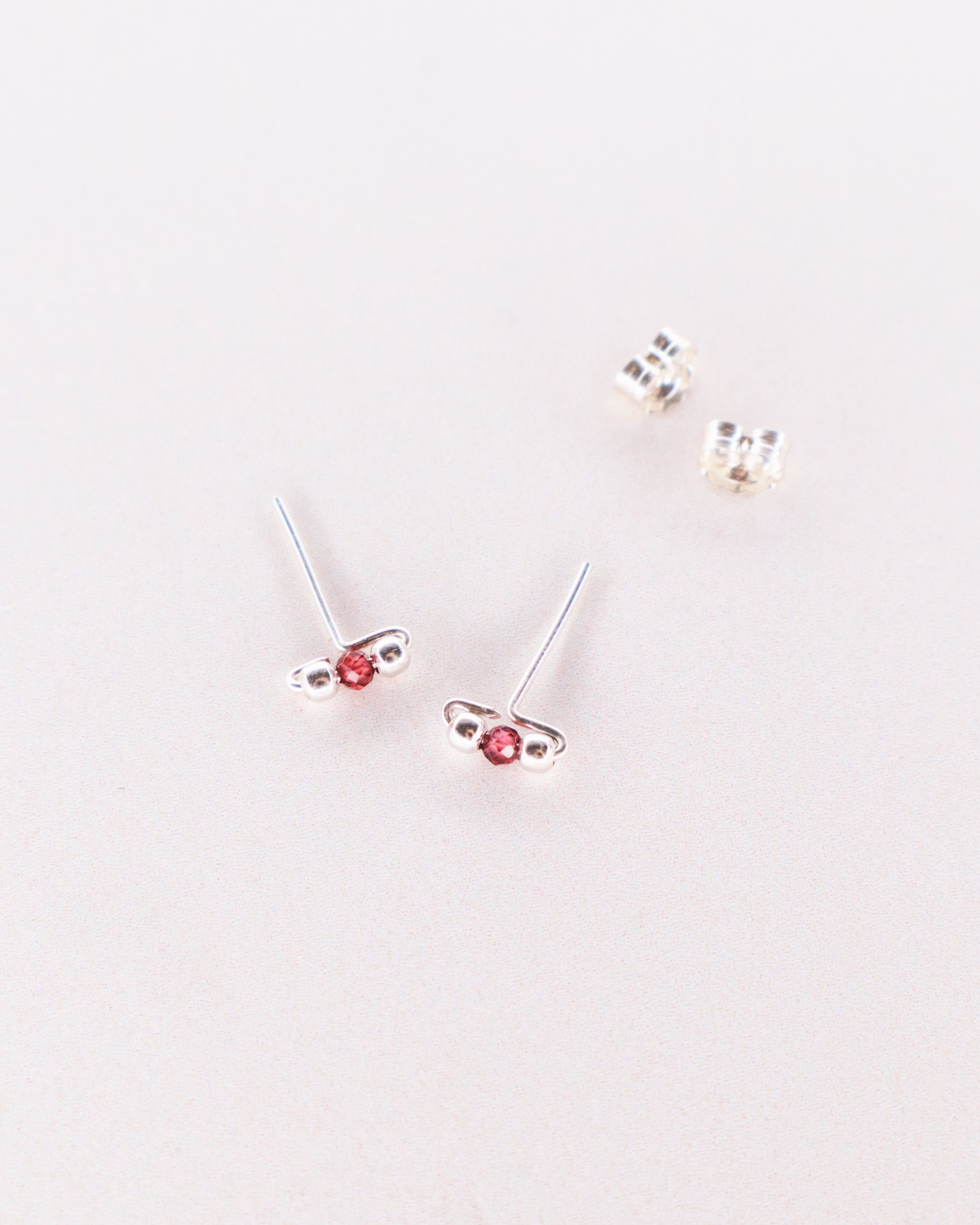 Love - Boucles d'oreilles puces grenat or ou argent