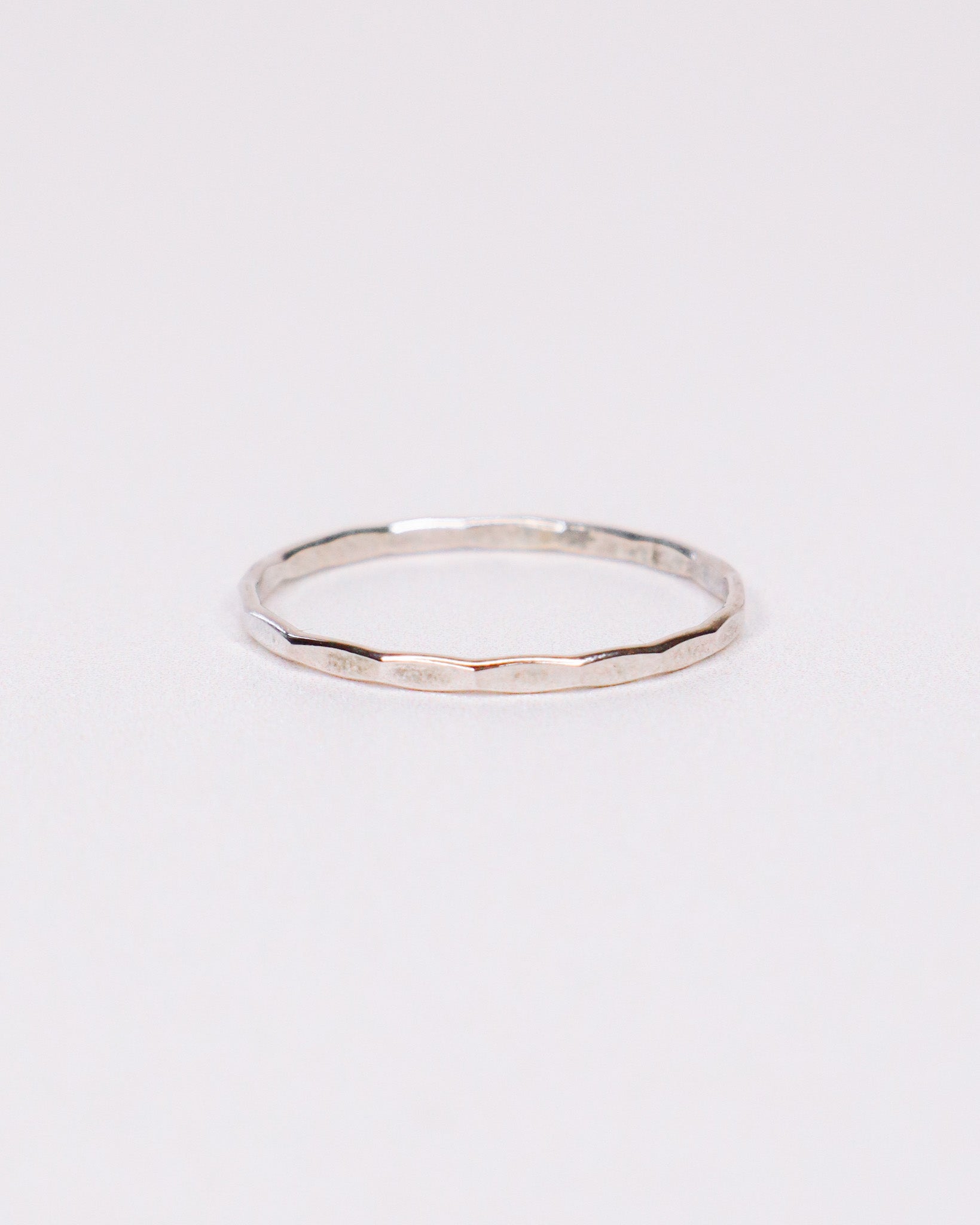 Po - bague martelee fine or ou argent