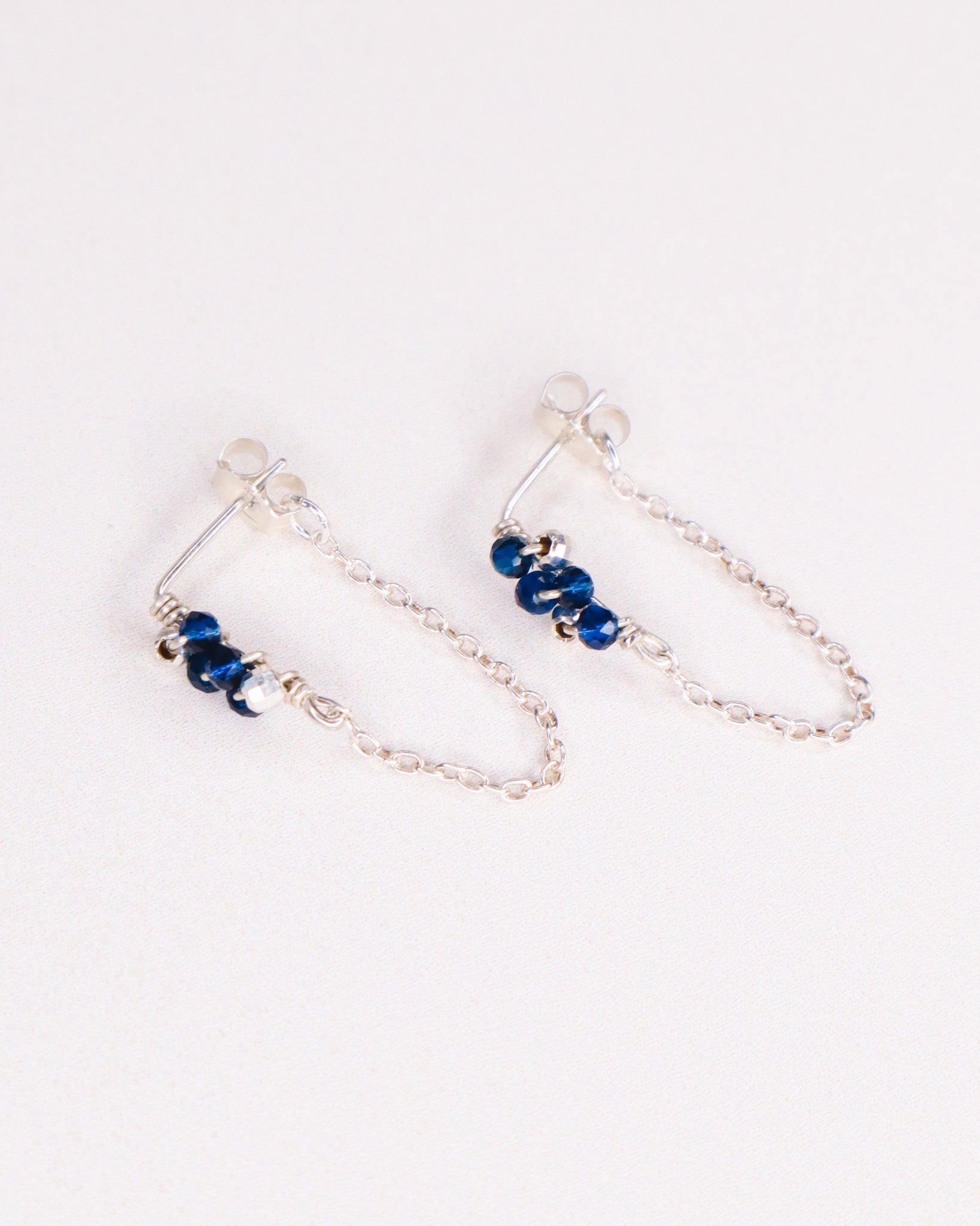 Ravia bleu - Boucles d'oreilles puces chainettes saphir bleu or ou argent