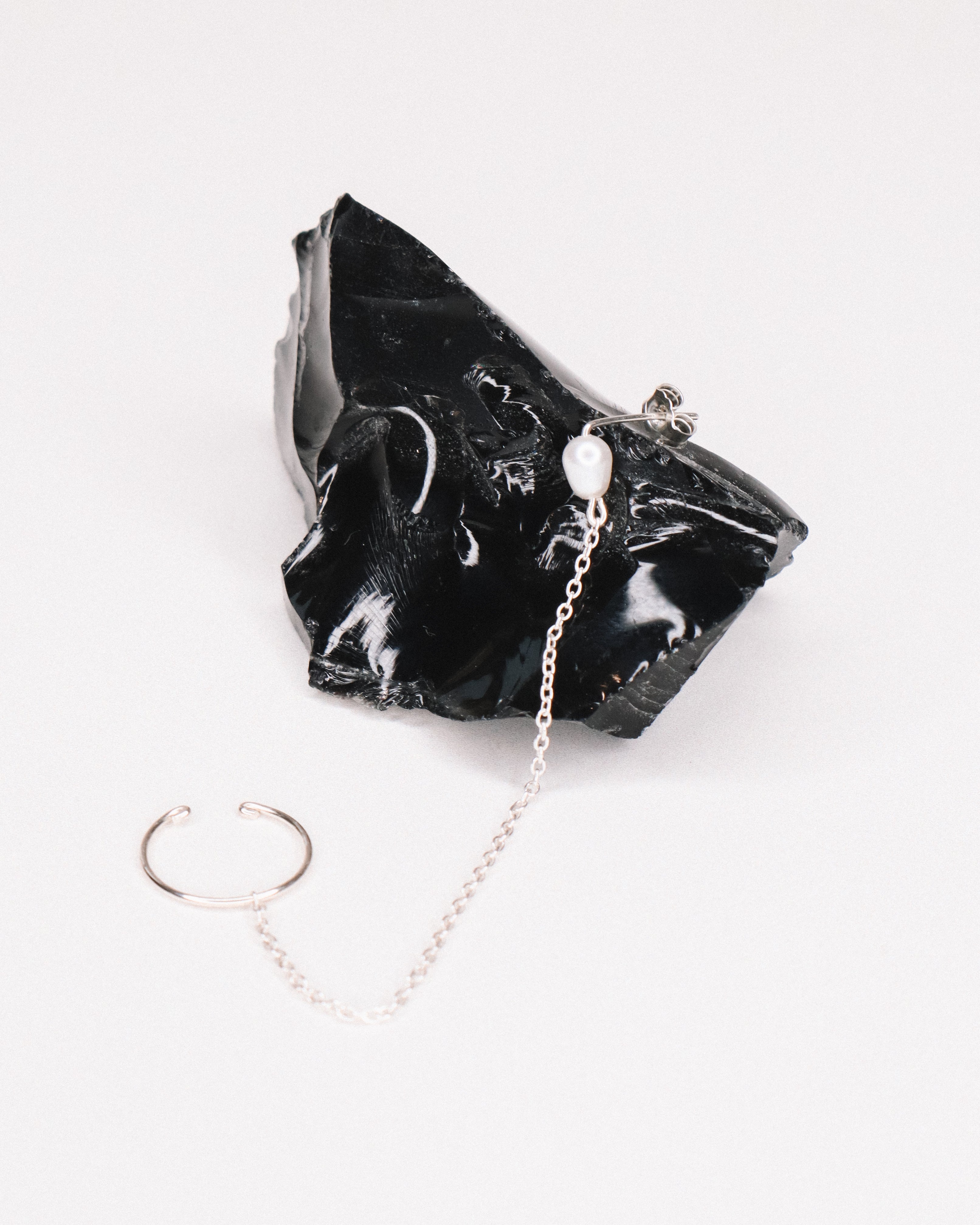 Tambora - faux piercing puces d'oreilles chaine perle de culture or argent