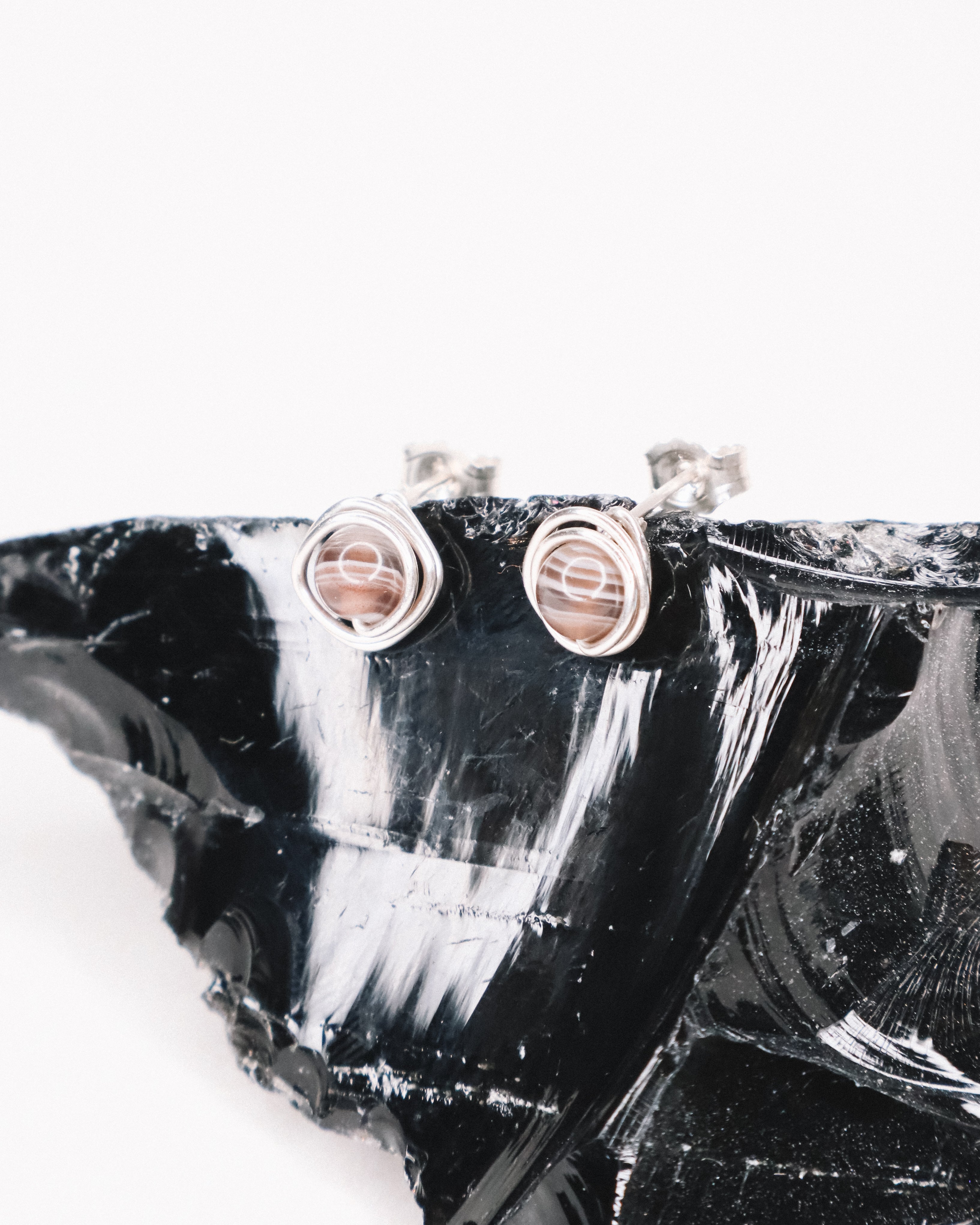 Yasur - Boucles d'oreilles puces agate botswana or ou argent
