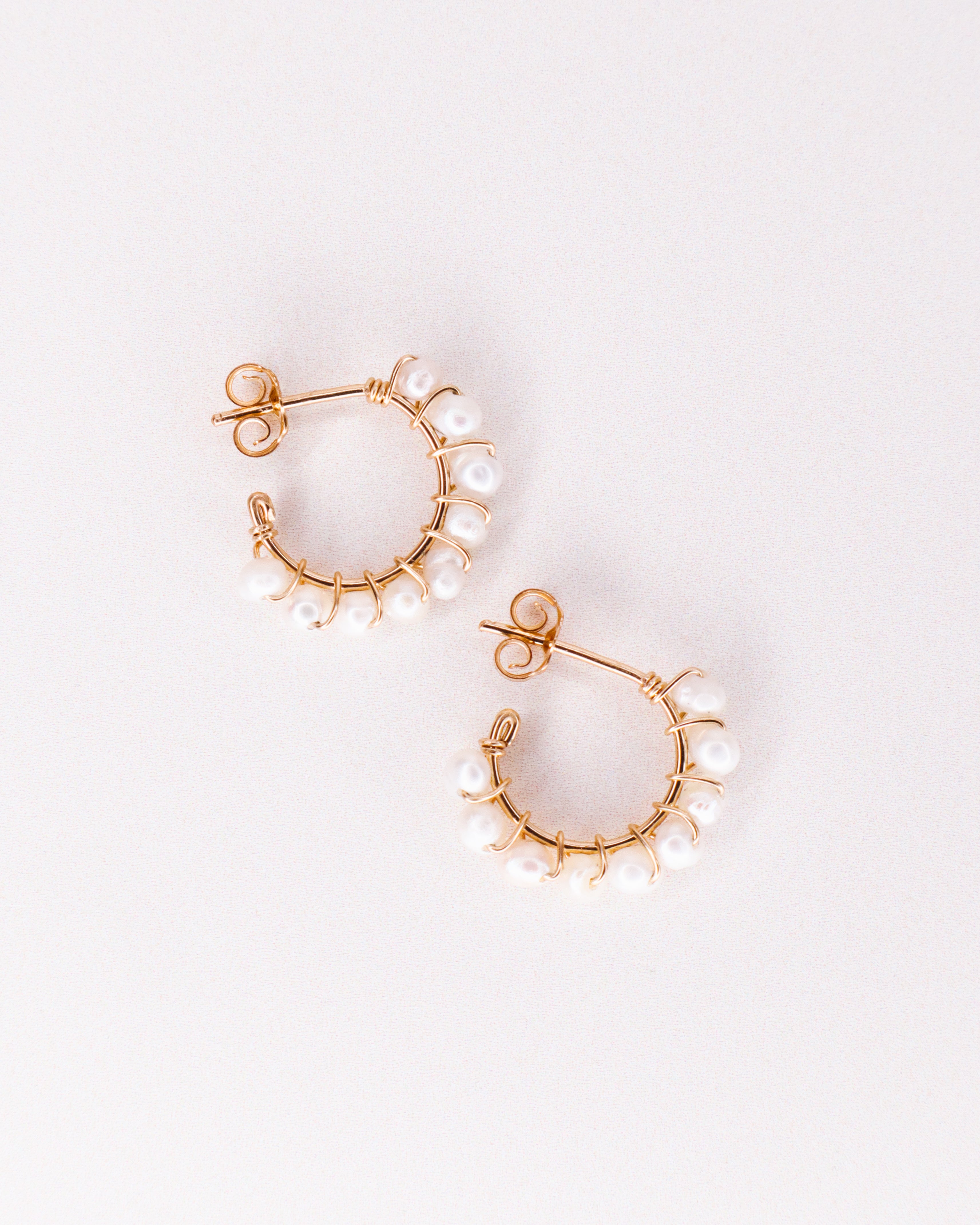 Beaume blanc - Boucles d'oreilles creoles precieuses en perle de culture blanche or ou argent 