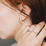 Beaume blanc - Boucles d'oreilles creoles precieuses en perle de culture blanche or ou argent 
