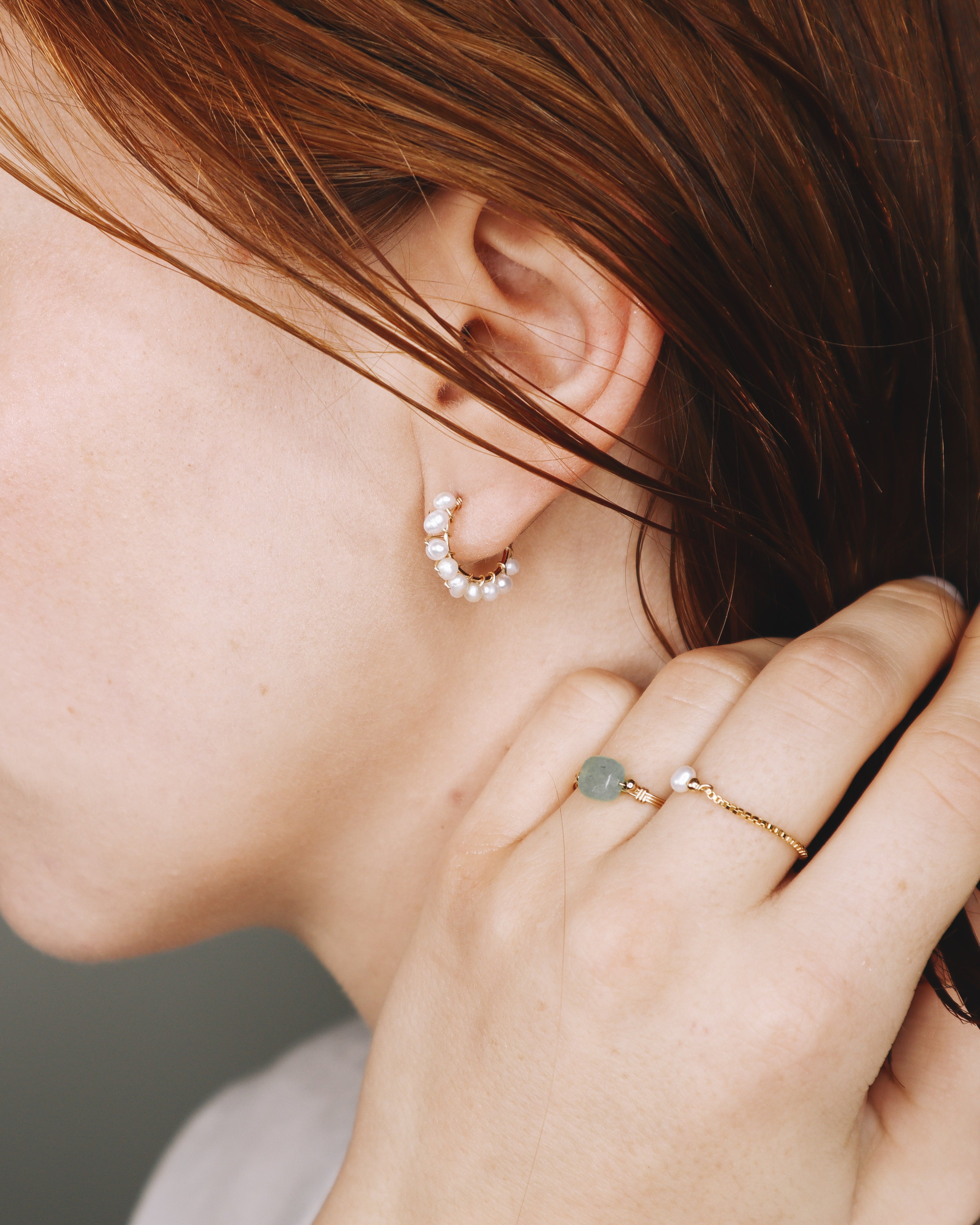 Beaume blanc - Boucles d'oreilles creoles precieuses en perle de culture blanche or ou argent 