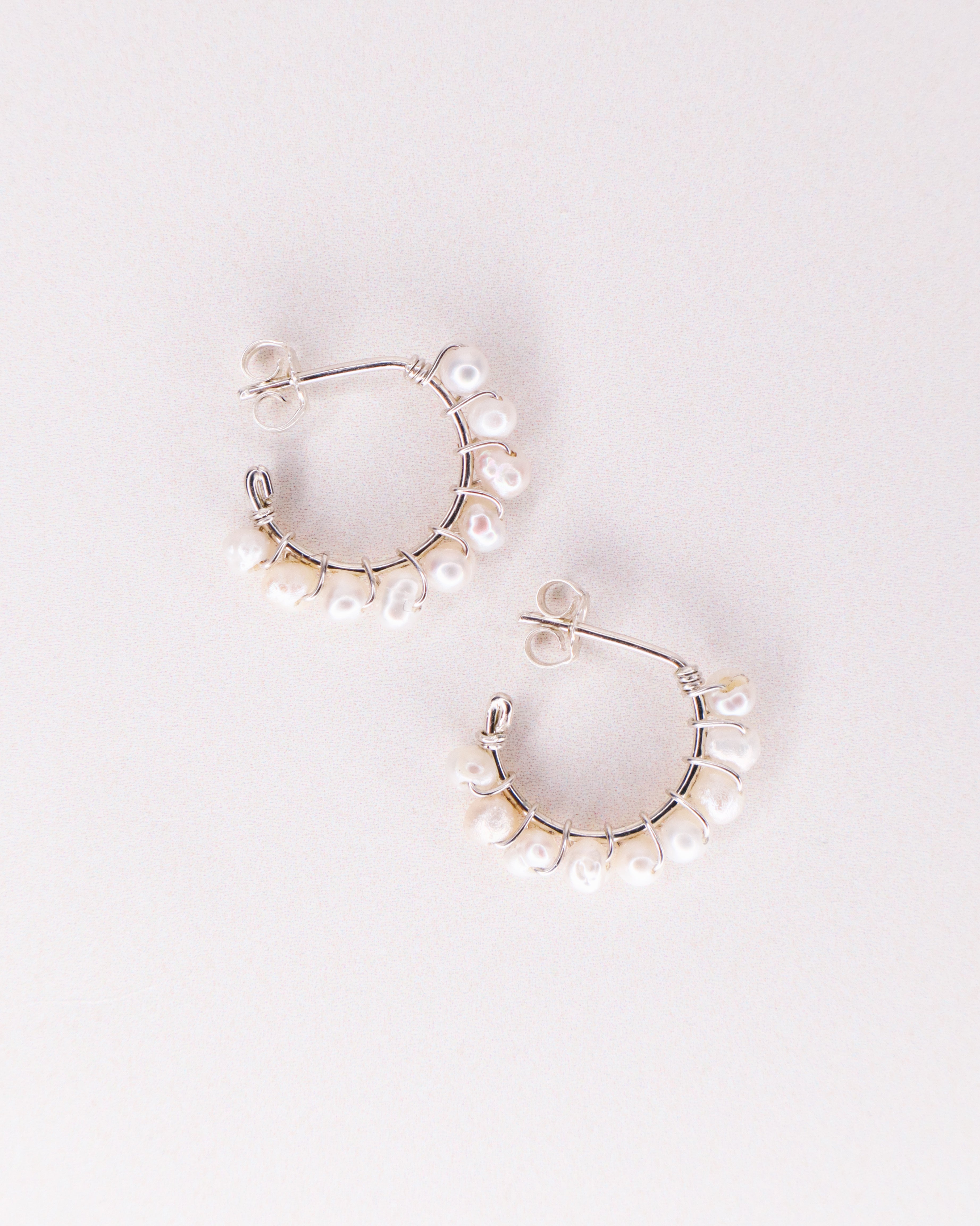 Beaume blanc - Boucles d'oreilles creoles precieuses en perle de culture blanche or ou argent 