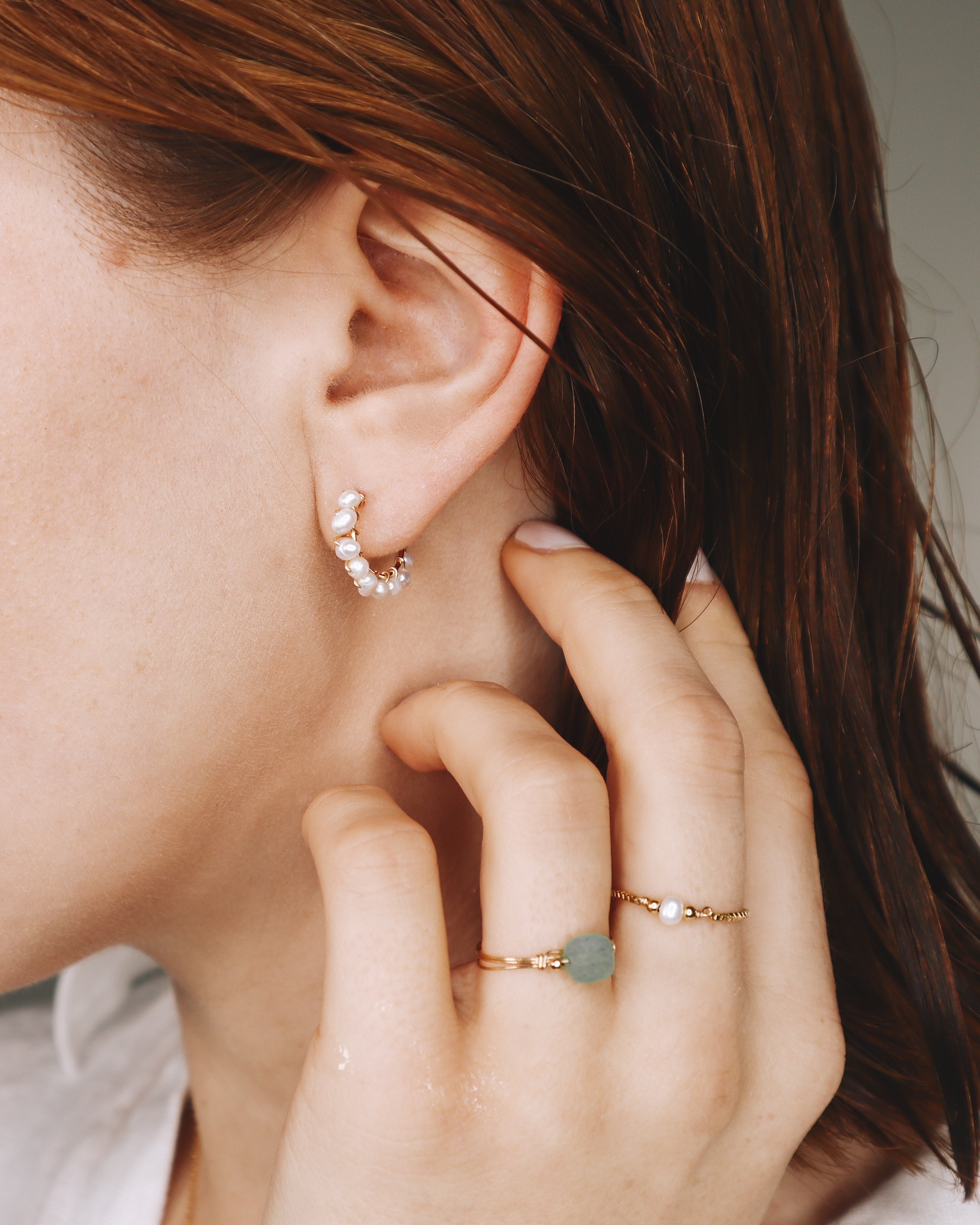 Beaume blanc - Boucles d'oreilles creoles precieuses en perle de culture blanche or ou argent 