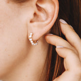 Beaume blanc - Boucles d'oreilles creoles precieuses en perle de culture blanche or ou argent 