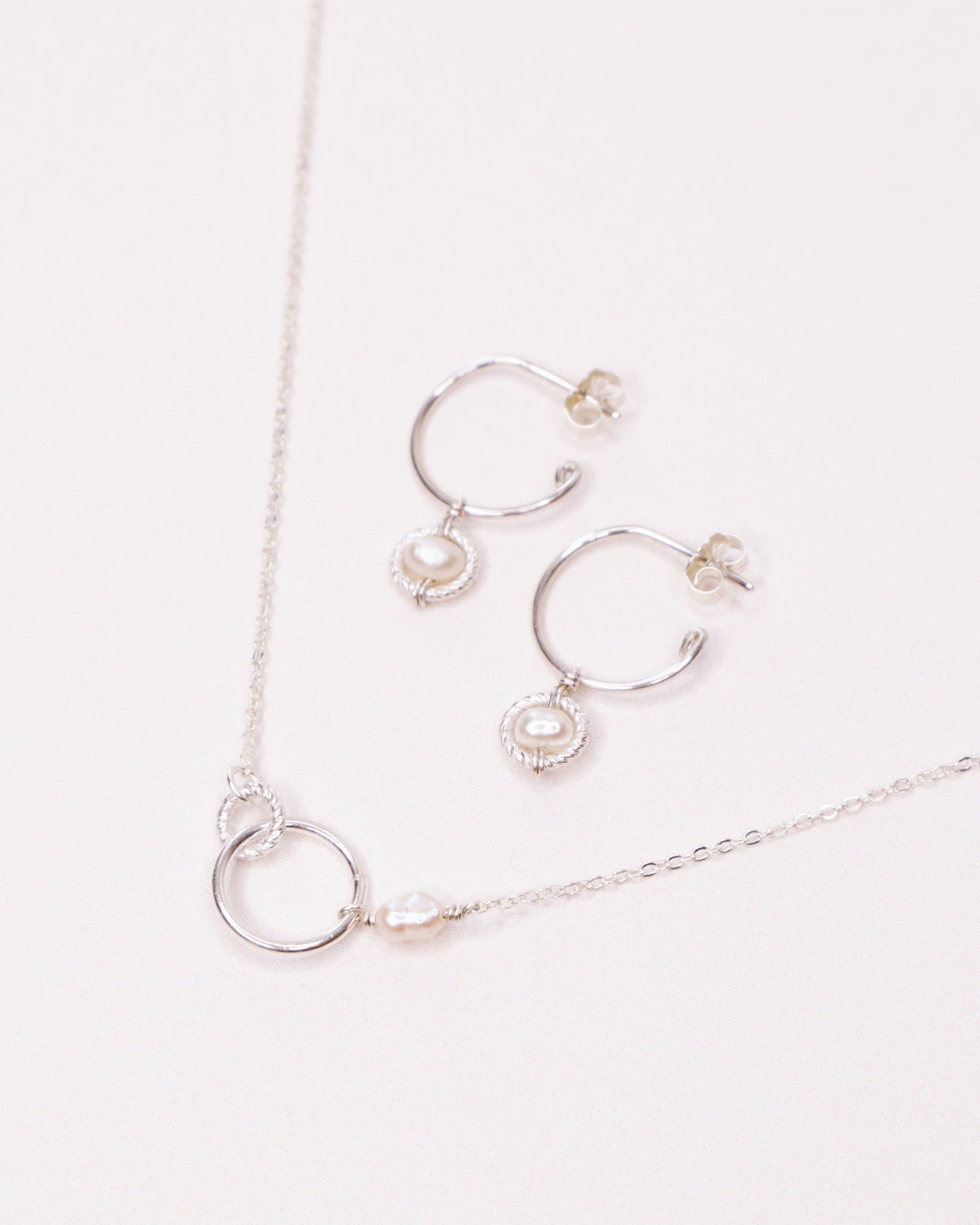 Collier et creoles - Parure femme bijoux precieux perle de culture or argent 