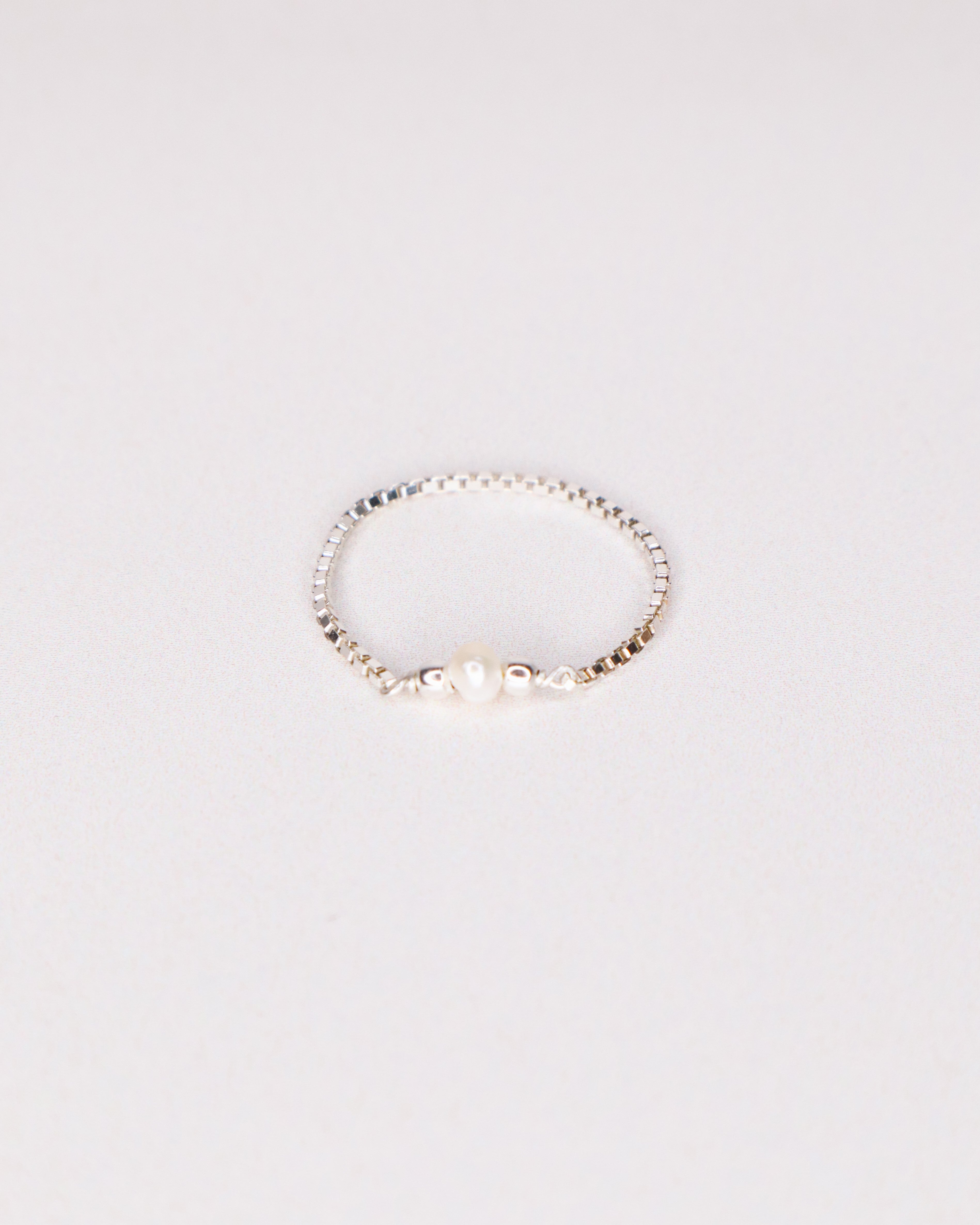 Elle blanc - Bague chainette perle de culture blanche or ou argent 