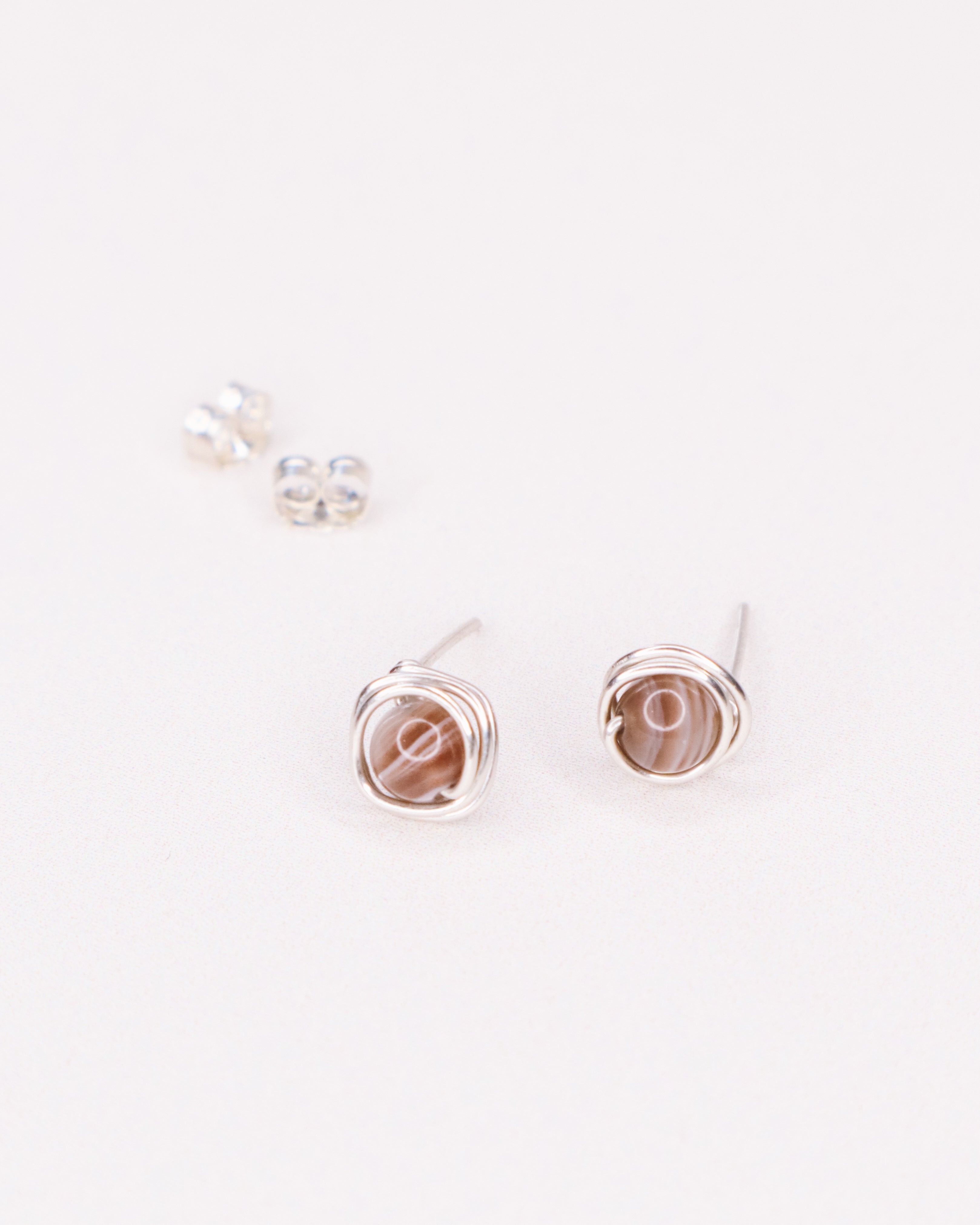 Yasur - Boucles d'oreilles puces agate botswana or ou argent 